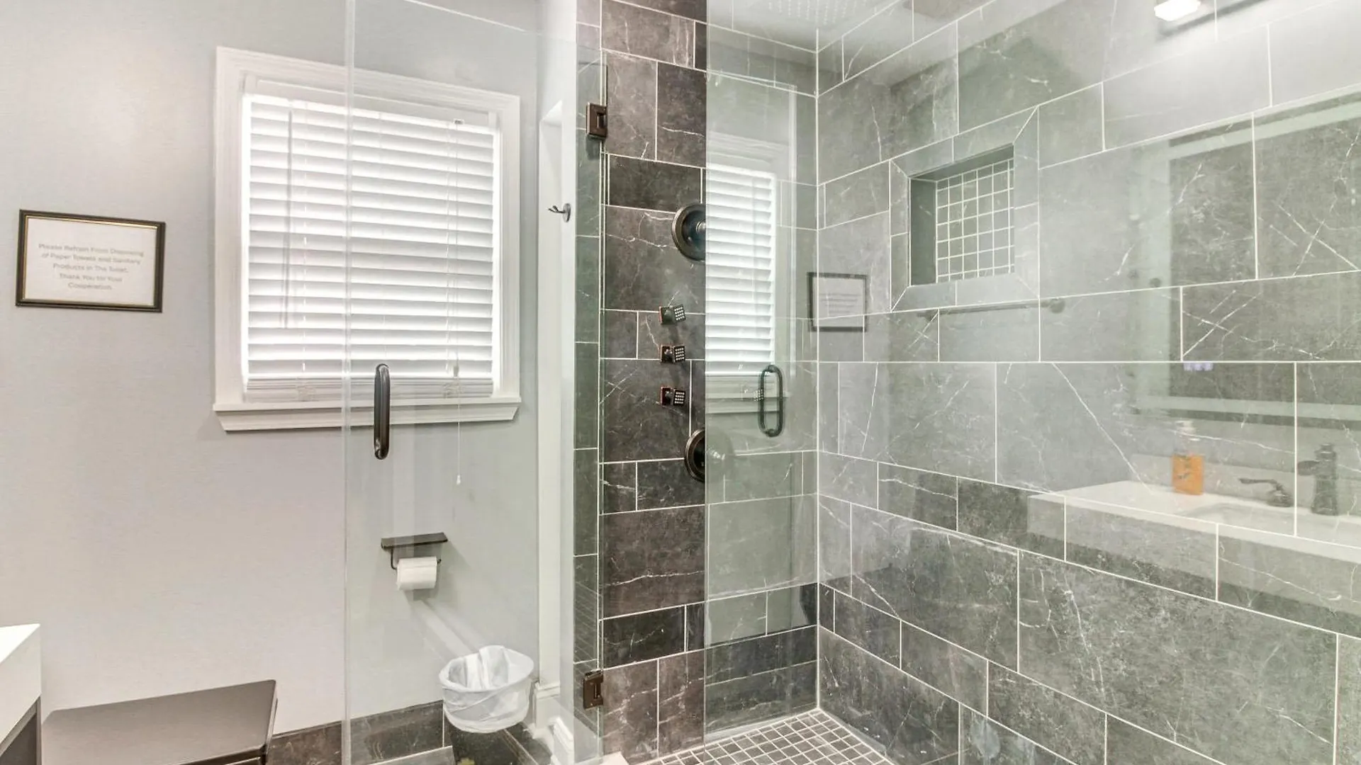 Casa vacanze Charlotte Home With Yard - Near Spectrum Center!