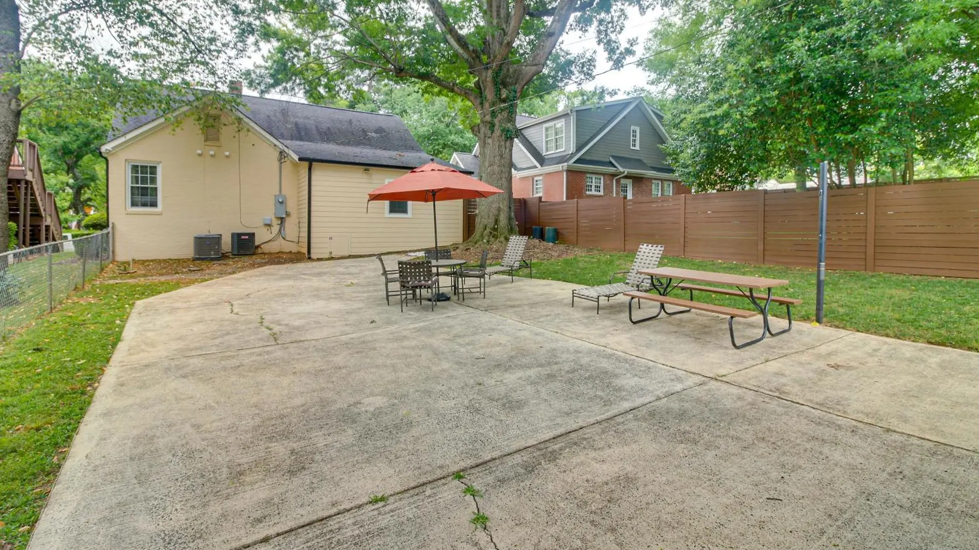 Casa vacanze Charlotte Home With Yard - Near Spectrum Center!